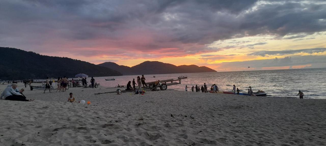 Airbnb At Sri Sayang Batu Ferringhi Beach Dış mekan fotoğraf